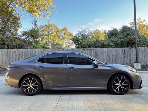 Used 2023 Toyota Camry SE image 4