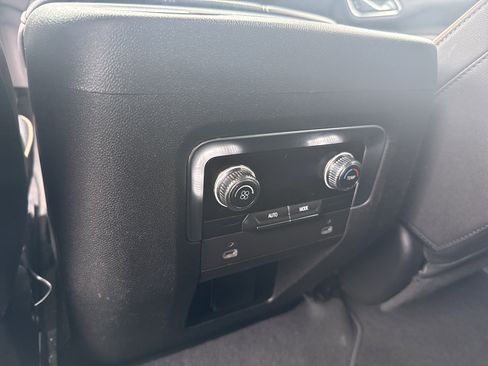 Used 2024 GMC Yukon SLT image 14