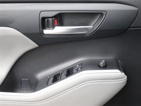 Used 2021 Toyota Highlander XLE image 38