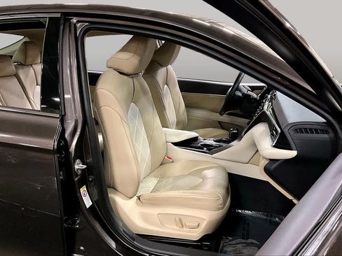Certified 2018 Toyota Camry XLE w/ Audio Package FWD image 9
