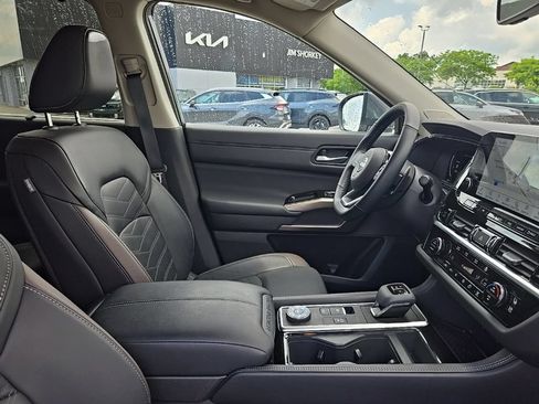 Used 2025 Nissan Pathfinder Platinum AWD/4WD image 36