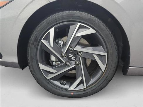 New 2025 Hyundai Elantra Limited image 10