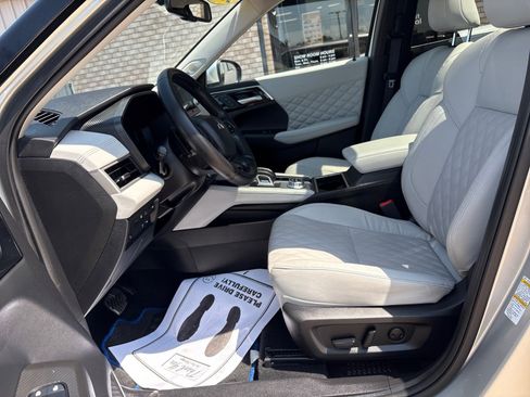 Used 2024 Mitsubishi Outlander 4WD Plug-In Hybrid image 3