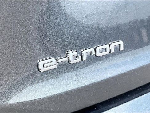 Used 2021 Audi e-tron Premium Plus w/ Premium Plus Package AWD/4WD image 9