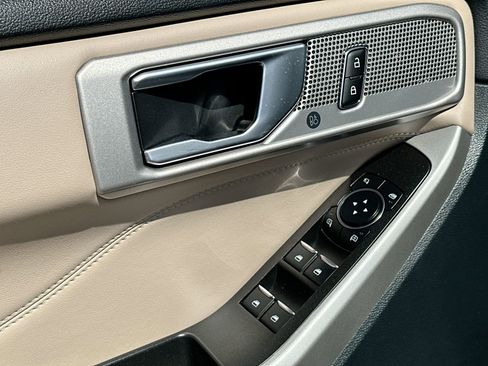 Used 2024 Ford Explorer Limited image 19