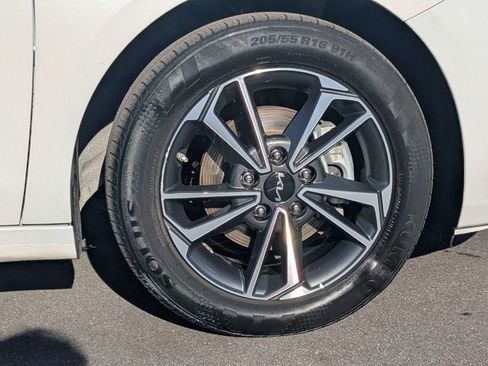 Used 2024 Kia Forte LXS image 11