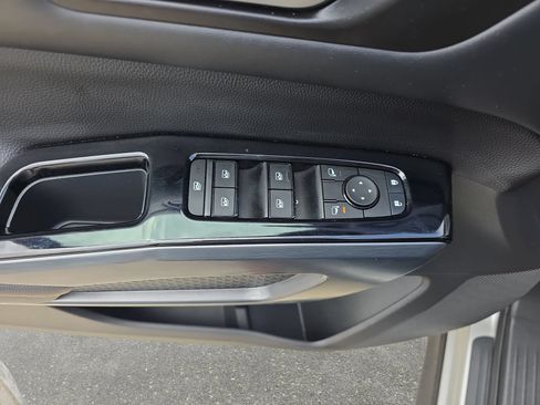 Used 2025 Nissan Pathfinder SL FWD image 27