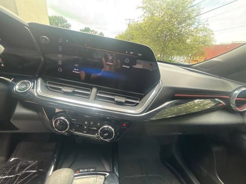 Used 2025 Chevrolet Trax RS w/ Sunroof Package FWD image 14