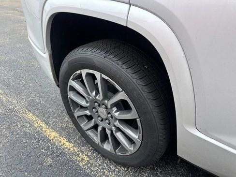 Used 2021 GMC Acadia Denali w/ Denali Technology Package FWD image 9