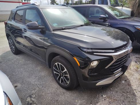 Used 2025 Chevrolet TrailBlazer LT AWD/4WD image 2