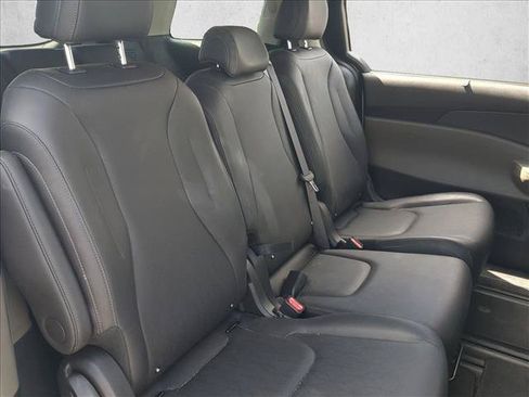 Used 2026 Kia Carnival EX FWD image 21