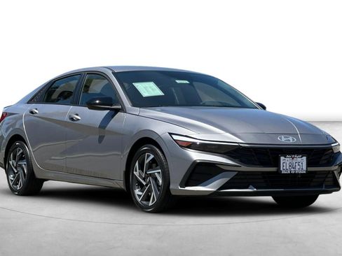 Certified 2025 Hyundai Elantra SEL FWD image 11