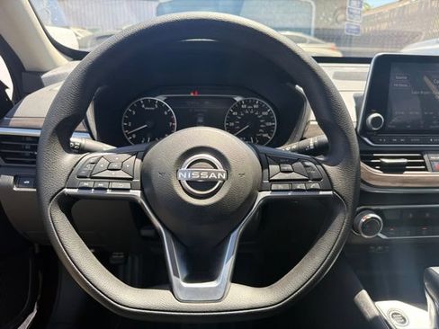 Used 2024 Nissan Altima 2.5 SV FWD image 10