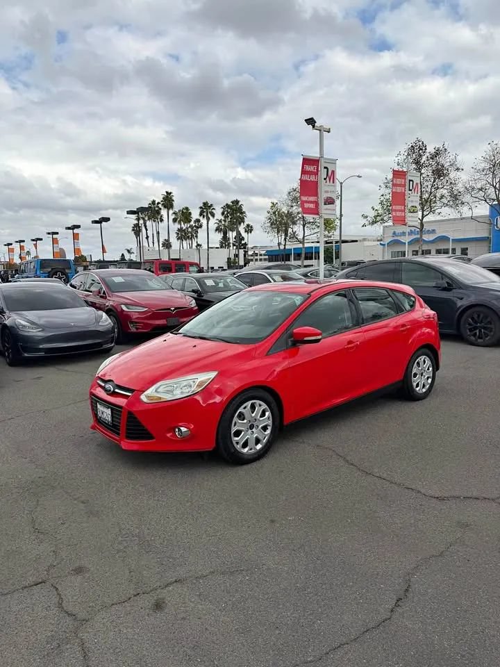 Used 2012 Ford Focus SE FWD image 2