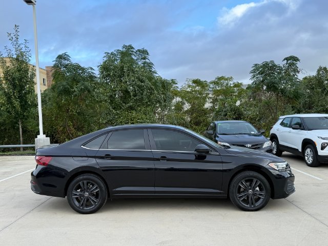 Used 2024 Volkswagen Jetta SE w/ Panoramic Sunroof Package FWD image 7