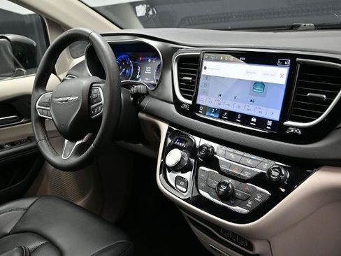 Used 2024 Chrysler Pacifica Touring-L FWD image 11