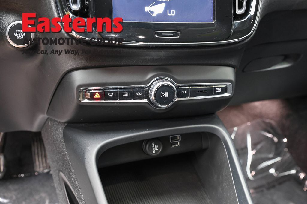 Used 2021 Volvo XC40 T4 Momentum FWD image 20