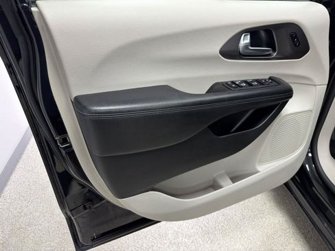 Used 2019 Chrysler Pacifica Limited FWD image 14