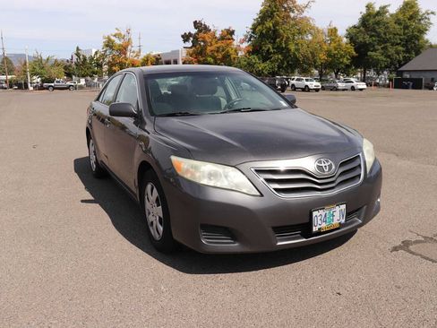 Used 2011 Toyota Camry LE FWD image 3