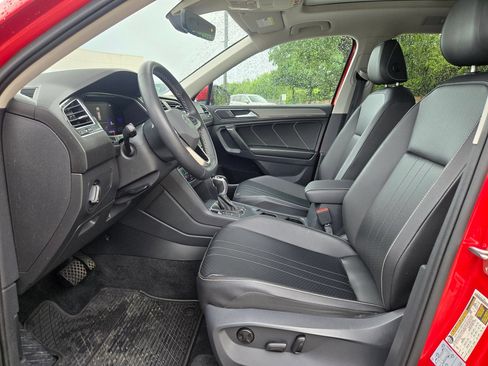 Used 2022 Volkswagen Tiguan SE FWD image 9