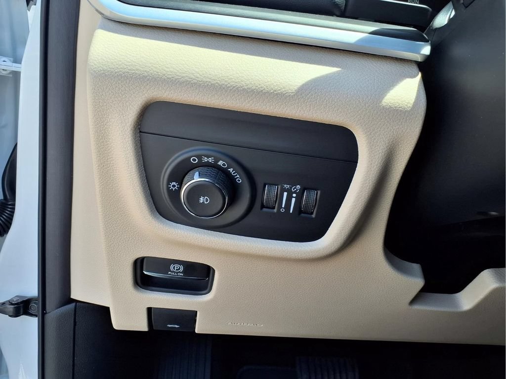 New 2026 Jeep Grand Cherokee Limited w/ Limited Altitude Package AWD/4WD image 19