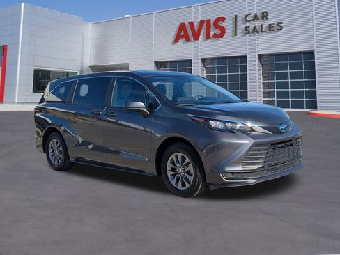 Used 2025 Toyota Sienna LE image 3