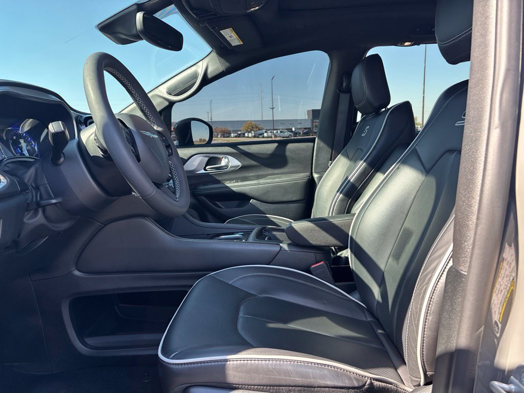 Used 2025 Chrysler Pacifica Limited AWD/4WD image 10
