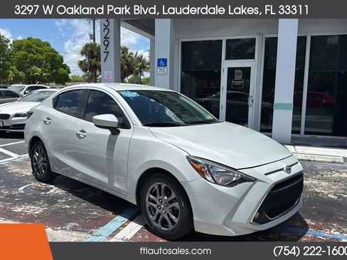 Used 2019 Toyota Yaris LE FWD image 3