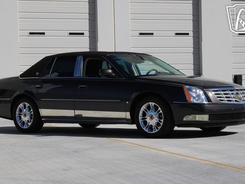 Used 2008 Cadillac DTS Performance w/ Platinum Edition image 2