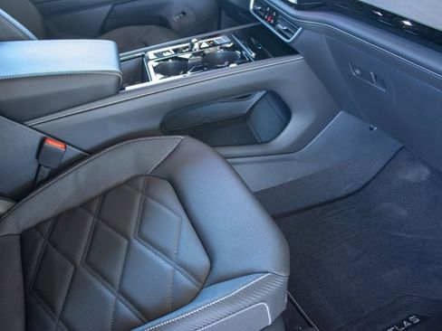 Used 2024 Volkswagen Atlas Cross Sport SE image 25