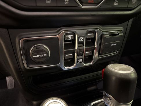 Used 2022 Jeep Wrangler Unlimited Sahara AWD/4WD image 17