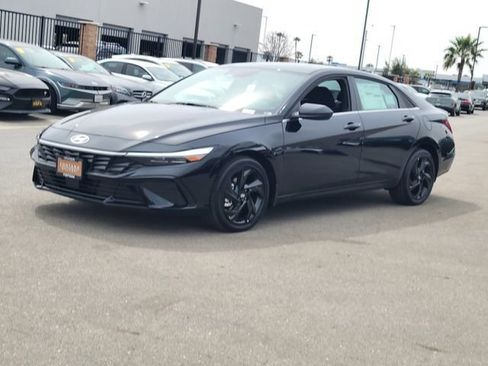 New 2026 Hyundai Elantra SEL Sport FWD image 2