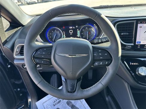 Used 2023 Chrysler Pacifica Limited w/ S Appearance Package image 15