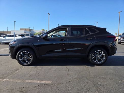 Used 2025 Chevrolet Trax LT FWD image 3