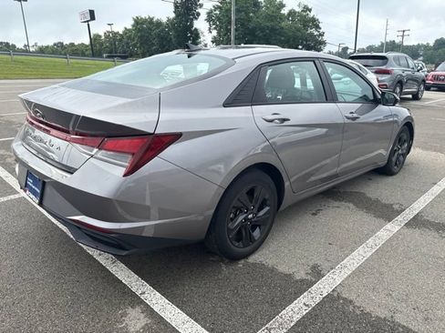 Used 2022 Hyundai Elantra SEL w/ Convenience Package FWD image 5