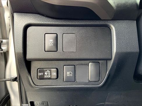 Used 2020 Toyota Tacoma SR5 w/ SR5 Appearance Package (SM) image 33