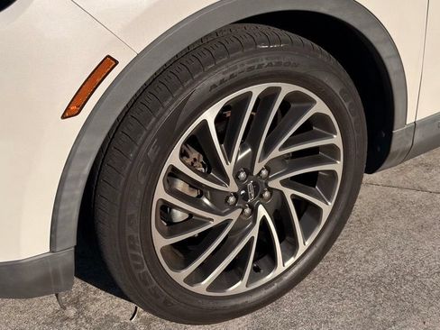 Used 2019 Lincoln Nautilus Reserve FWD image 12