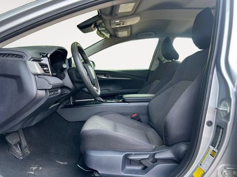 Used 2025 Toyota Camry SE FWD image 9