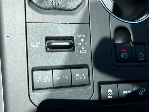 Used 2022 Toyota Highlander XLE AWD/4WD image 39