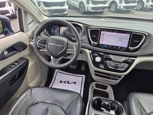 Used 2022 Chrysler Pacifica Touring-L FWD image 19