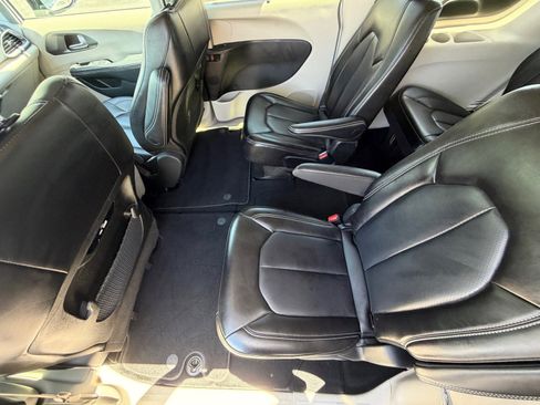 Used 2024 Chrysler Pacifica Touring-L FWD image 14