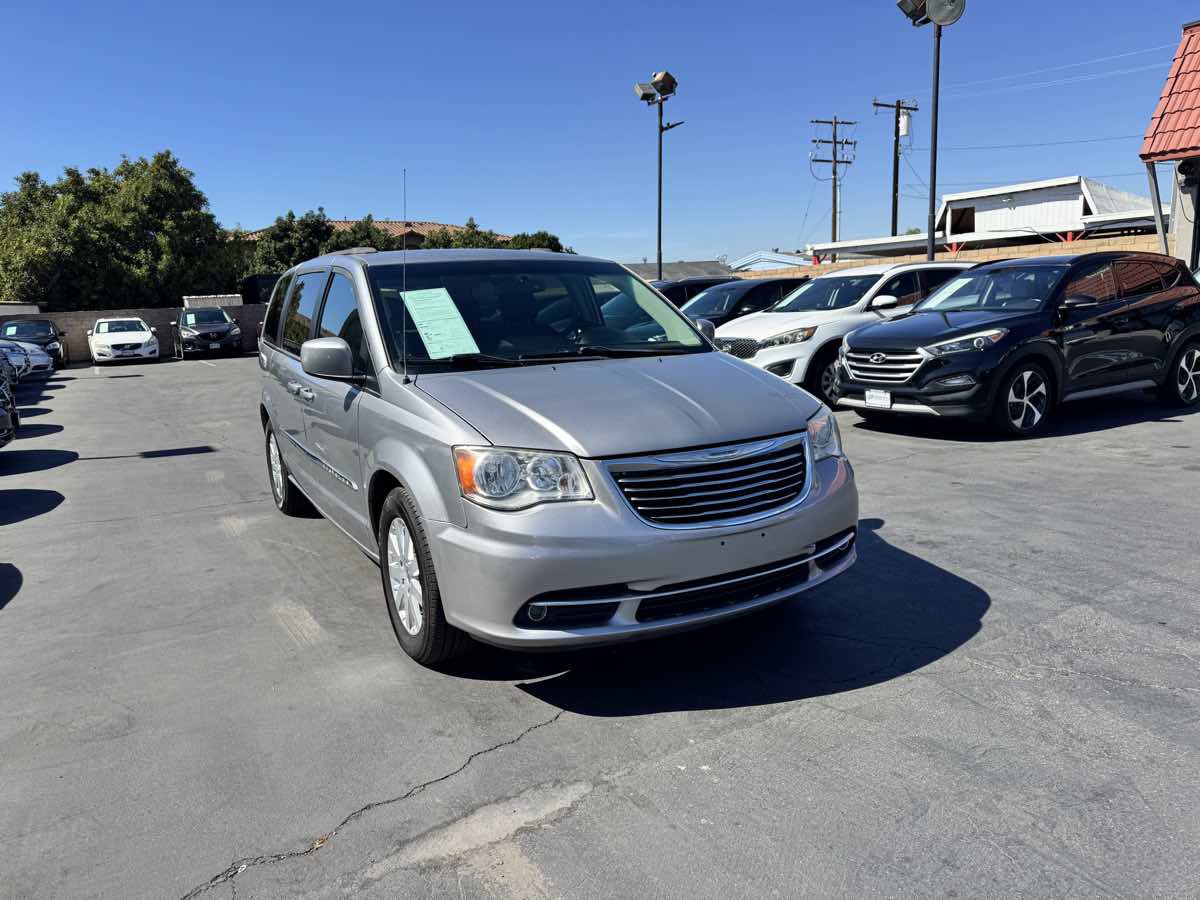 Used 2016 Chrysler Town & Country Touring FWD image 9