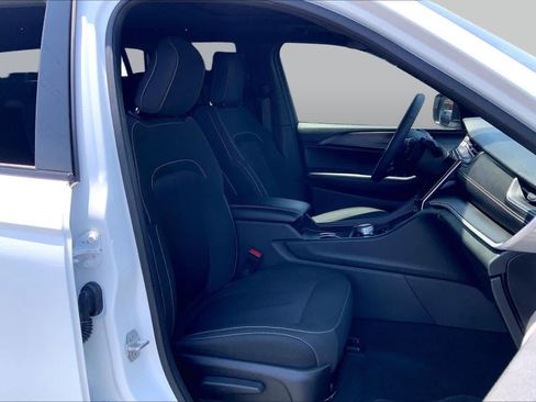 Used 2025 Jeep Grand Cherokee L Laredo w/ Luxury Tech Group I RWD image 9