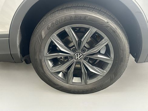 Used 2022 Volkswagen Tiguan SE w/ Panoramic Sunroof Package image 11