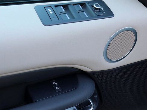 Used 2018 Land Rover Discovery SE image 42