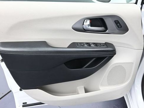 Used 2022 Chrysler Pacifica Touring-L FWD image 24