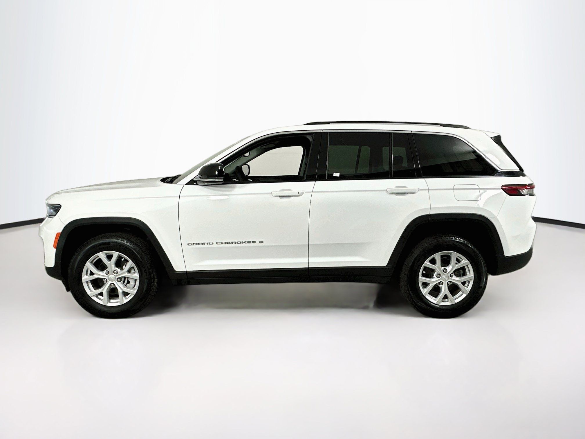 Used 2023 Jeep Grand Cherokee Limited RWD image 8