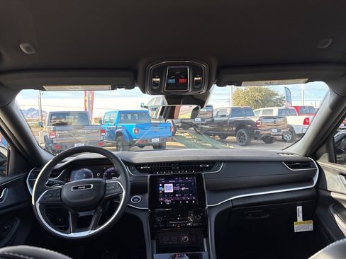 New 2025 Jeep Grand Cherokee Altitude image 38