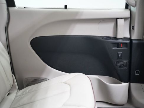 Used 2017 Chrysler Pacifica Limited w/ UConnect Theater Package FWD image 36