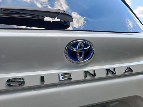Used 2021 Toyota Sienna Platinum AWD/4WD image 32